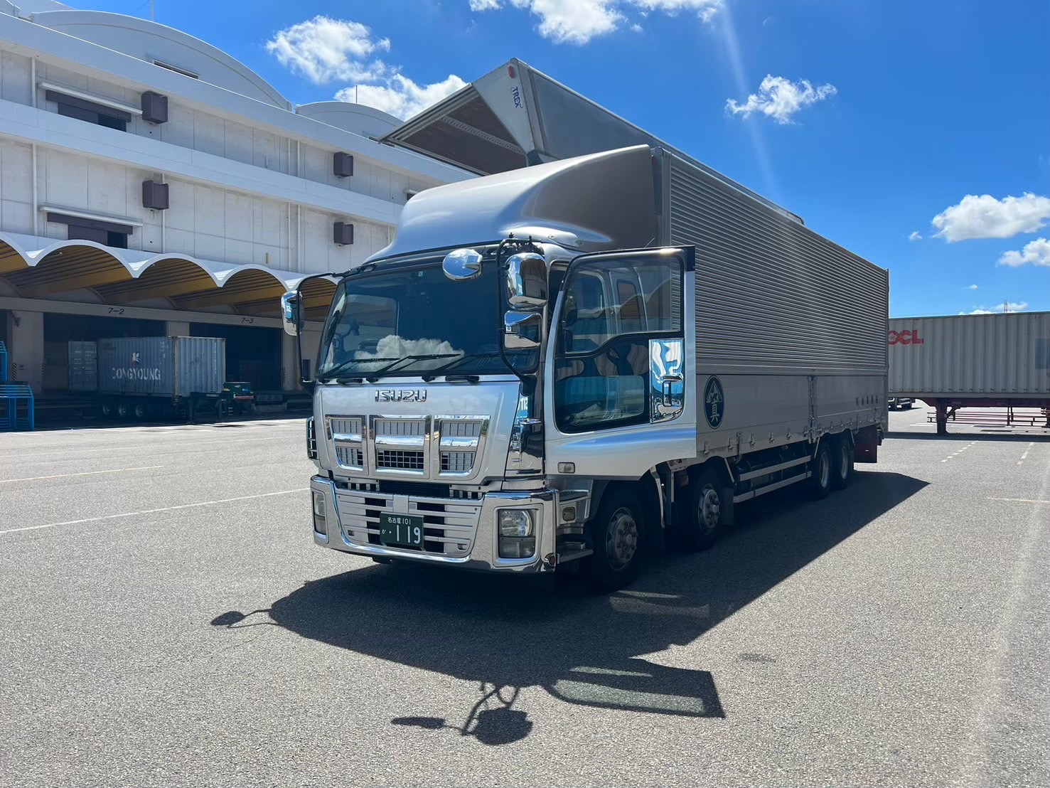 山真興運 大型ウイング車