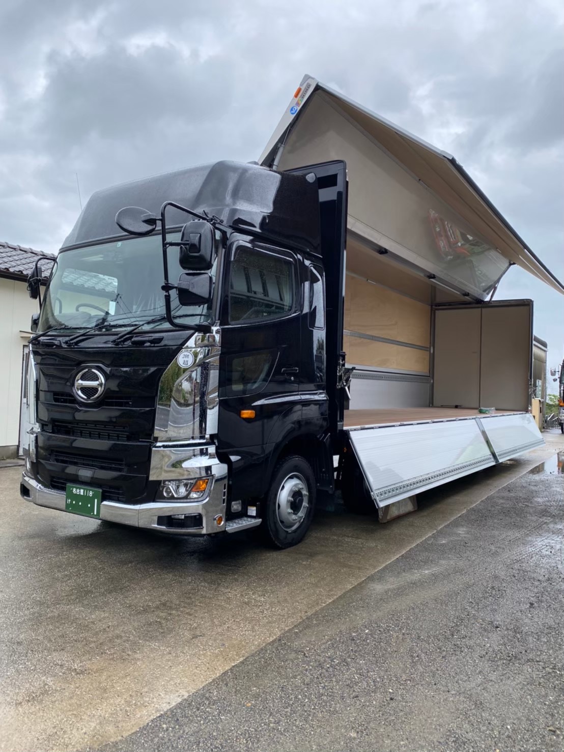 大型ウイング車 荷台開放